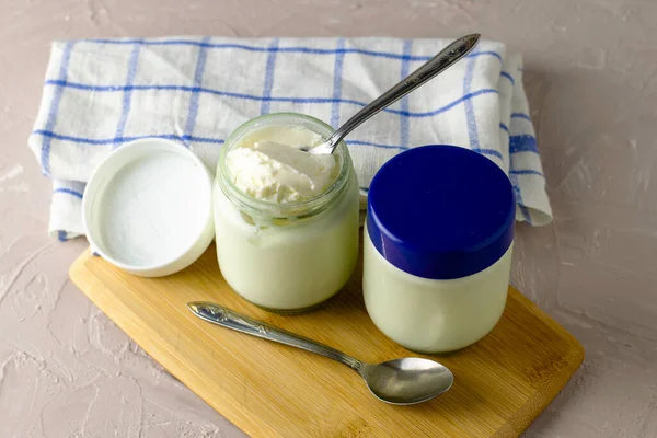 Latas Yogur Casero Cucharas Una Tabla Cortar Junto Una Toalla —  Fotos de Stock