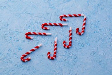 Mavi bir yüzeyde karamel kamışlarla kaplı Noel ağacı. Yüksek kalite fotoğraf