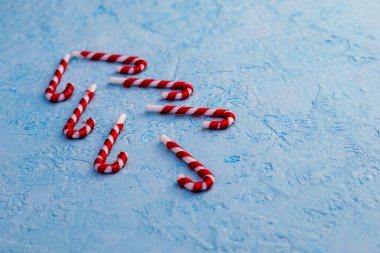 Mavi bir yüzeyde karamel kamışlarla kaplı Noel ağacı. Yüksek kalite fotoğraf