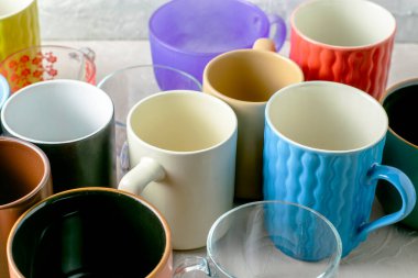 Masanın üzerinde farklı şekil ve boyutlarda boş kupalar var. Yüksek kalite fotoğraf