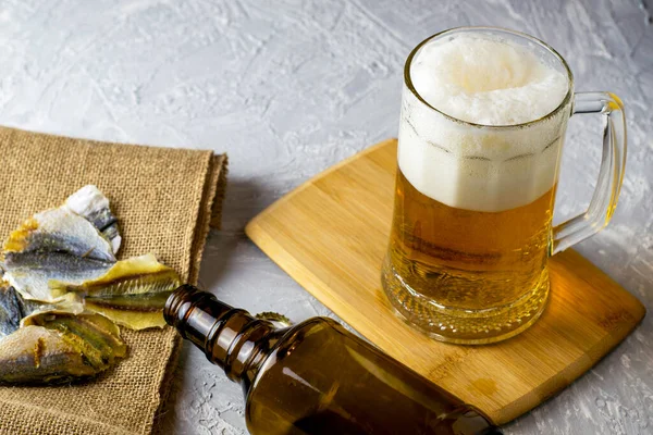 Copo Cerveja Uma Garrafa Cerveja Vazia Uma Rolha Peixe Seco — Fotografia de Stock