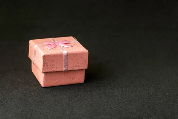Caja Regalo Rosa Sobre Fondo Negro Con Copyspace Foto Alta — Foto de Stock