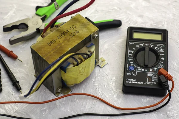 Masa yüzeyinde elektrik trafo pensesi ve ampervoltmetre var. Yüksek kalite fotoğraf