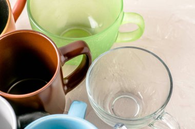 Masanın üzerinde farklı şekil ve boyutlarda boş kupalar var. Yüksek kalite fotoğraf