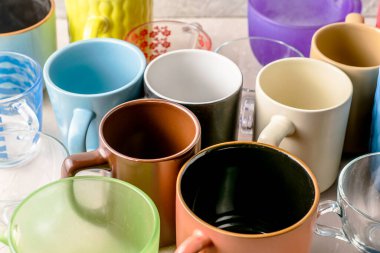 Masanın üzerinde farklı şekil ve boyutlarda boş kupalar var. Yüksek kalite fotoğraf