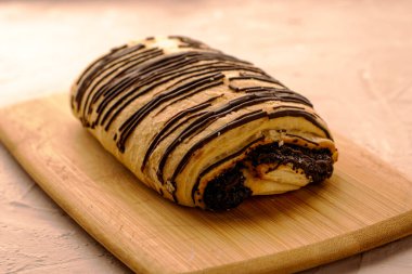 Kesme tahtasına haşhaşlı çörek ve çikolata. Yüksek kalite fotoğraf