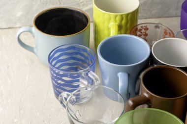 Masanın üzerinde farklı şekil ve boyutlarda boş kupalar var. Yüksek kalite fotoğraf