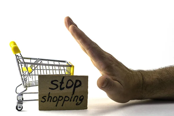 합리적 인 소비의 구매를 포기 한다는 개념 - 흰 배경에 손을 얹은 채 쇼핑을 그만 한다는 표시와 함께 쇼핑 카트를 밀고 있는 사람 — 스톡 사진