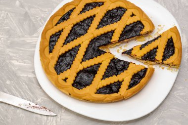 Kurabiyeli turta, yaban mersinli, beyaz tabakta, yakın plan kesilmiş.