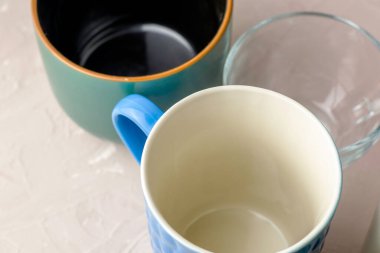 Masanın üzerinde farklı şekil ve boyutlarda boş kupalar var. Yüksek kalite fotoğraf