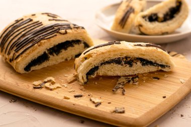 Dilimlenmiş puf böreği, haşhaş tohumu ve çikolata, kesme tahtası ve tabakta. Yüksek kalite fotoğraf