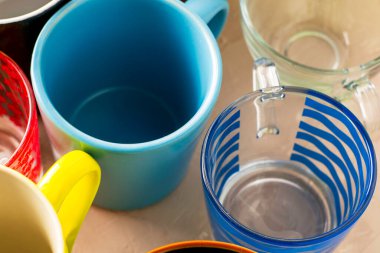 Masanın üzerinde farklı şekil ve boyutlarda boş kupalar var. Yüksek kalite fotoğraf