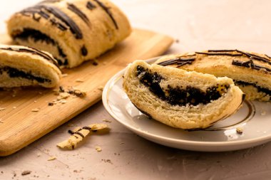Dilimlenmiş puf böreği, haşhaş tohumu ve çikolata, kesme tahtası ve tabakta. Yüksek kalite fotoğraf