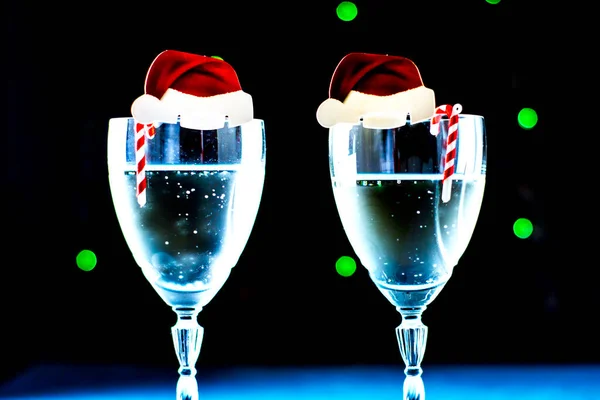 Två Glas Champagne Med Dekoration Form Jultomte Hatt Karamell Godis — Stockfoto