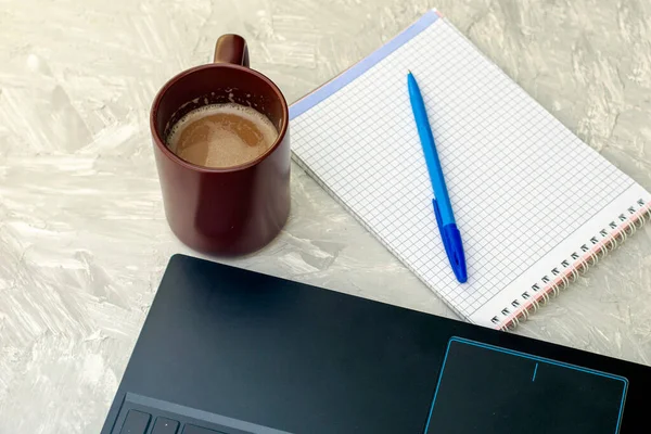 Kávés Bögrés Laptop Notebook Egy Töltőtollal Asztalon Kiváló Minőségű Fénykép — Stock Fotó