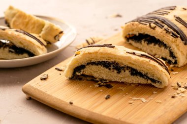 Dilimlenmiş puf böreği, haşhaş tohumu ve çikolata, kesme tahtası ve tabakta. Yüksek kalite fotoğraf