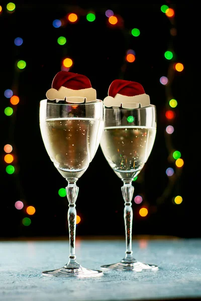 Två Glas Champagne Med Dekoration Form Jultomte Hatt Karamell Godis — Stockfoto