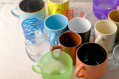 Masanın üzerinde farklı şekil ve boyutlarda boş kupalar var. Yüksek kalite fotoğraf