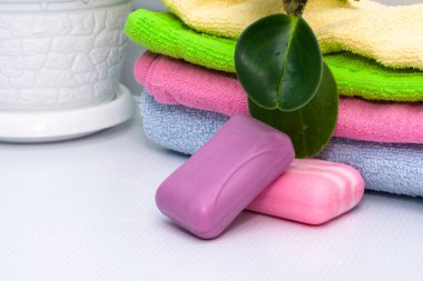 Bir yığın havlu, sabun ve tuvalet masasının üzerinde bir saksı. Yüksek kalite fotoğraf