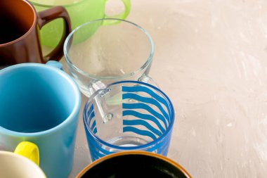 Masanın üzerinde farklı şekil ve boyutlarda boş kupalar var. Yüksek kalite fotoğraf