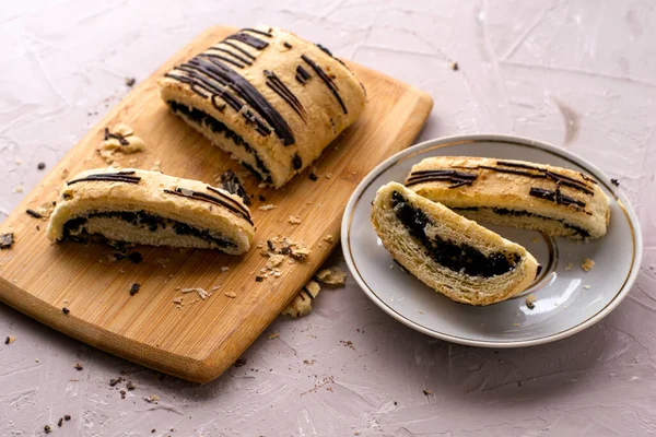 Sliced Puff Pastry Bun Poppy Seeds Chocolate Cutting Board Plate — Stock Photo, Image