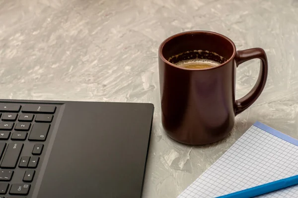 Kávés Bögrés Laptop Notebook Egy Töltőtollal Asztalon Kiváló Minőségű Fénykép — Stock Fotó