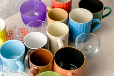 Masanın üzerinde farklı şekil ve boyutlarda boş kupalar var. Yüksek kalite fotoğraf