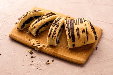 Haşhaş tohumlu puf böreği ve kesme tahtasına çikolata dilimlenmiş. Yüksek kalite fotoğraf