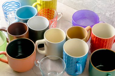 Masanın üzerinde farklı şekil ve boyutlarda boş kupalar var. Yüksek kalite fotoğraf