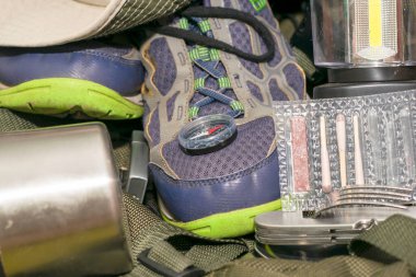 Sırt çantası Spor Ayakkabıları Şapka Termos Pusula Katlama El feneri ve Çatal bıçak Seyahat Konsepti Turisti 'ne uyuyor. Yüksek kalite fotoğraf