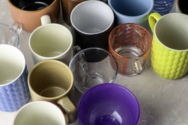 Masanın üzerinde farklı şekil ve boyutlarda boş kupalar var. Yüksek kalite fotoğraf