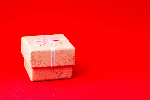 Caja Regalo Rosa Sobre Fondo Rojo Con Copyspace Foto Alta — Foto de Stock