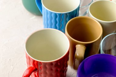 Masanın üzerinde farklı şekil ve boyutlarda boş kupalar var. Yüksek kalite fotoğraf