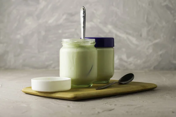 Dosen Mit Hausgemachtem Joghurt Und Löffeln Auf Einem Schneidebrett Hochwertiges — Stockfoto