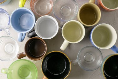 Masanın üzerinde farklı şekil ve boyutlarda boş kupalar var. Yüksek kalite fotoğraf