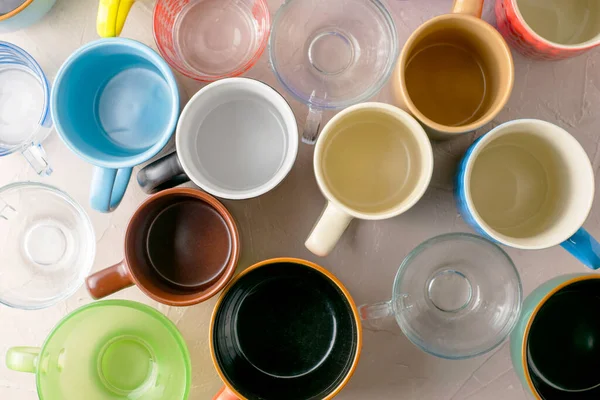 Masanın üzerinde farklı şekil ve boyutlarda boş kupalar var. Yüksek kalite fotoğraf