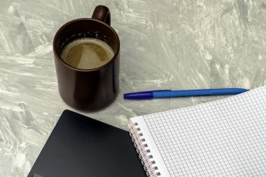 Kahve fincanı dizüstü bilgisayar ve masanın üzerinde dolmakalem olan defter. Yüksek kalite fotoğraf