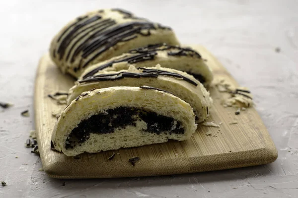 Haşhaş tohumlu puf böreği ve kesme tahtasına çikolata dilimlenmiş. Yüksek kalite fotoğraf