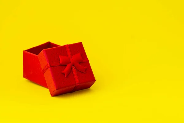 Caja Regalo Roja Con Tapa Abierta Sobre Fondo Amarillo Con — Foto de Stock