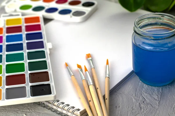 Aquarelverf Penselen Penselen Borstelt Een Wit Vel Papier Een Kamerplant — Stockfoto