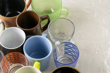 Masanın üzerinde farklı şekil ve boyutlarda boş kupalar var. Yüksek kalite fotoğraf