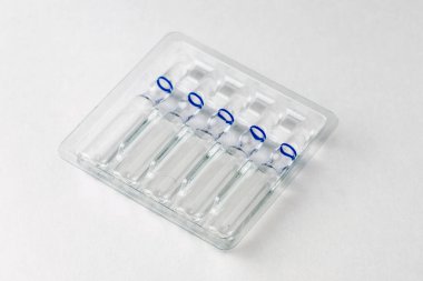 Beyaz arka planda şeffaf bir tepside ilaç ampulleri. Yüksek kalite fotoğraf