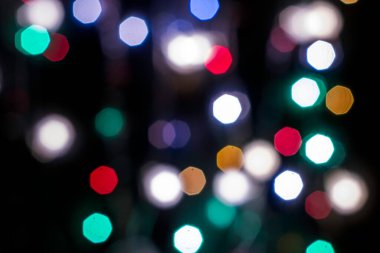 siyah soyut arkaplan çok renkli ışıklar ve bulanık bokeh ile. Yüksek kalite fotoğraf