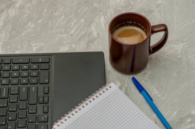Kahve fincanı dizüstü bilgisayar ve masanın üzerinde dolmakalem olan defter. Yüksek kalite fotoğraf