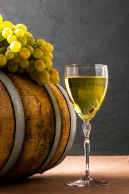 Bir bardak şarap bir fıçı meşe ve arka planda bir demet beyaz üzüm. Yüksek kalite fotoğraf