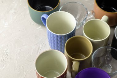 Masanın üzerinde farklı şekil ve boyutlarda boş kupalar var. Yüksek kalite fotoğraf