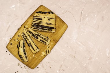 Dilimlenmiş puf böreği, haşhaş tohumu ve çikolata ile kesme tahtası üzerinde fotokopi alanı.