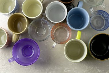 Masanın üzerinde farklı şekil ve boyutlarda boş kupalar