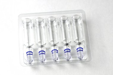 Beyaz arka planda şeffaf bir tepside ilaç ampulleri. Yüksek kalite fotoğraf