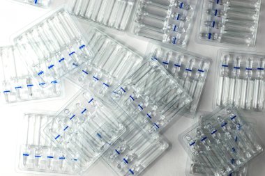 Beyaz arka planda cam ampullü plastik şeffaf kaplar. Yüksek kalite fotoğraf